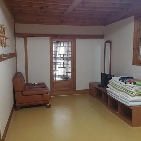 Gangneung Wangsangoal Hanok Pension Exterior photo