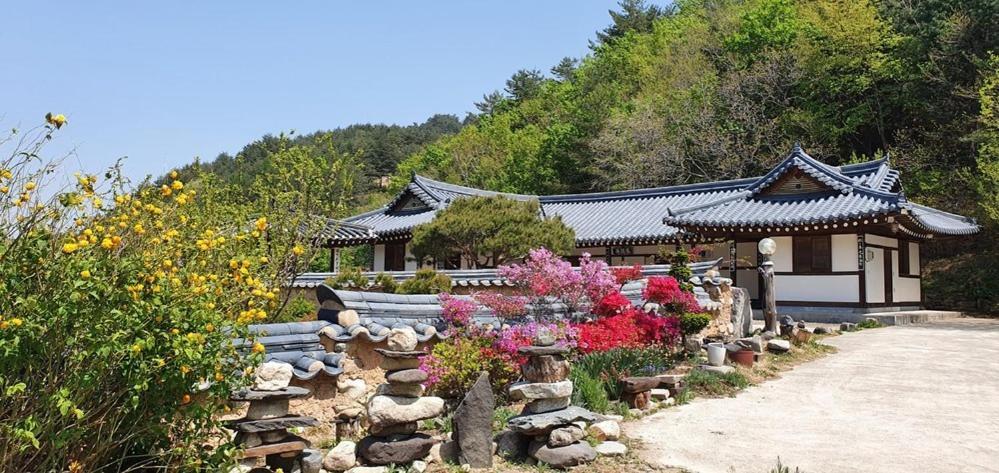 Gangneung Wangsangoal Hanok Pension Exterior photo