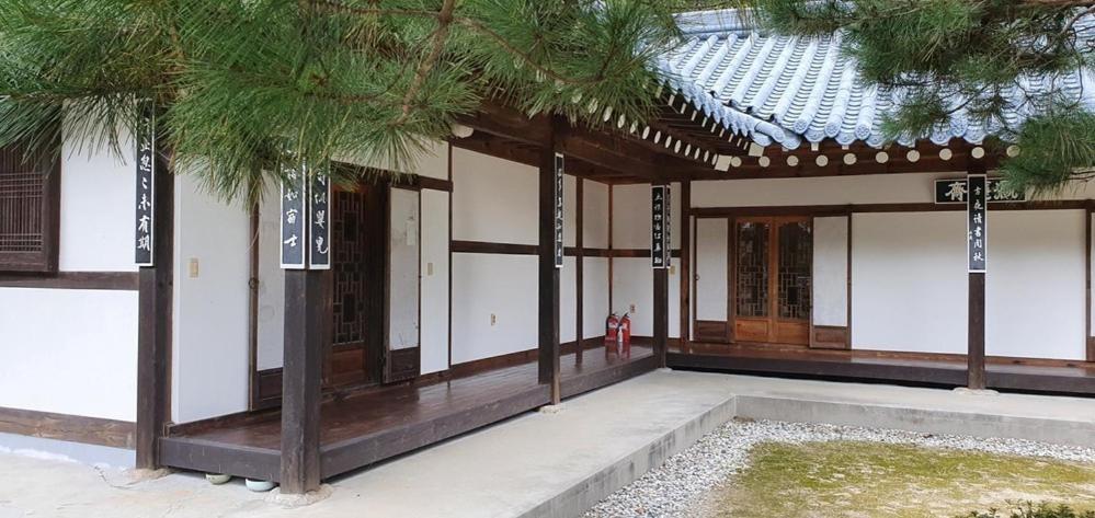 Gangneung Wangsangoal Hanok Pension Exterior photo